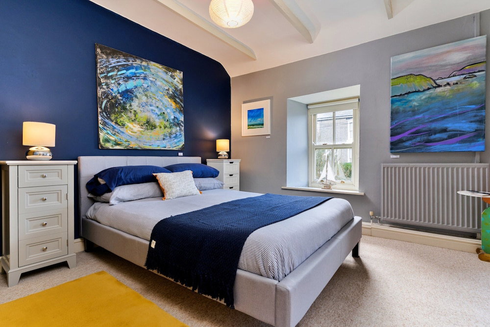 Artistic Fishguard Cottage For 4