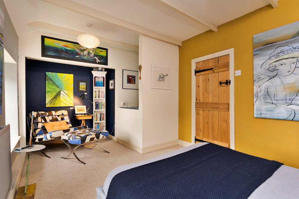 Artistic Fishguard Cottage For 4