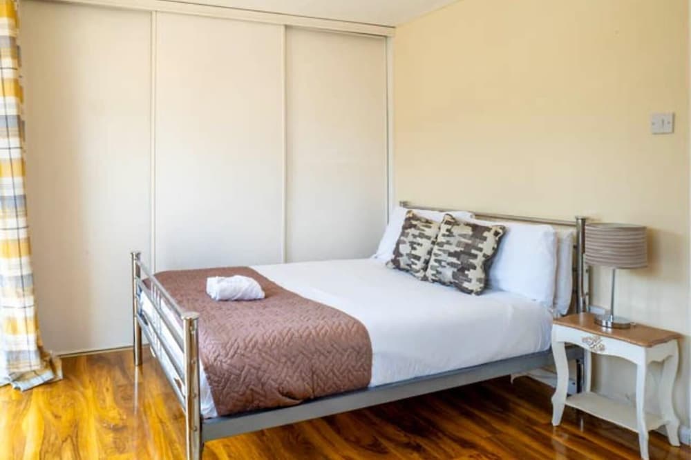 House Sleeps 5 - Wifi & Tv
