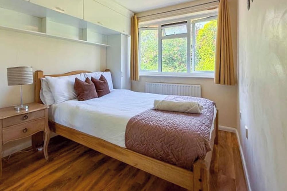 House Sleeps 5 - Wifi & Tv
