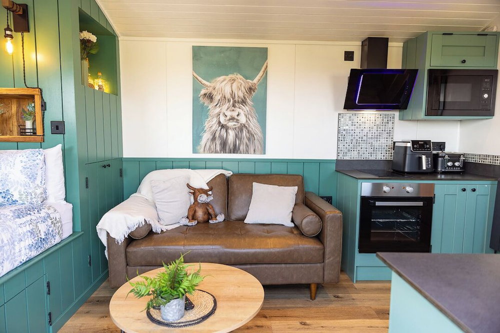 Willows Rest - 1 Bed Shepherd's Hut - Pentlepoir