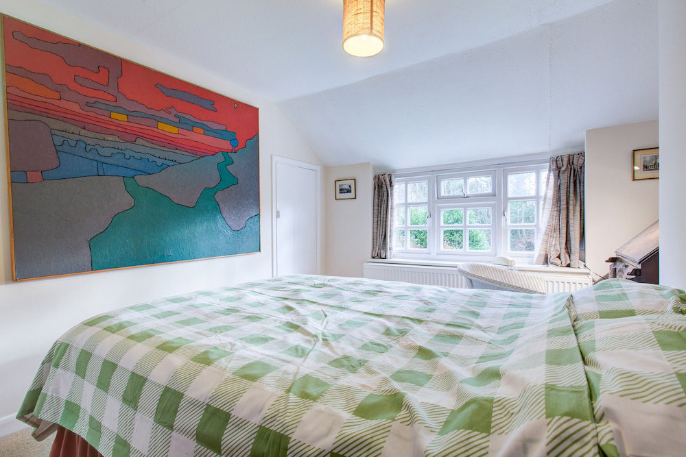 Charming Hilltop Cottage With Panoramic Views