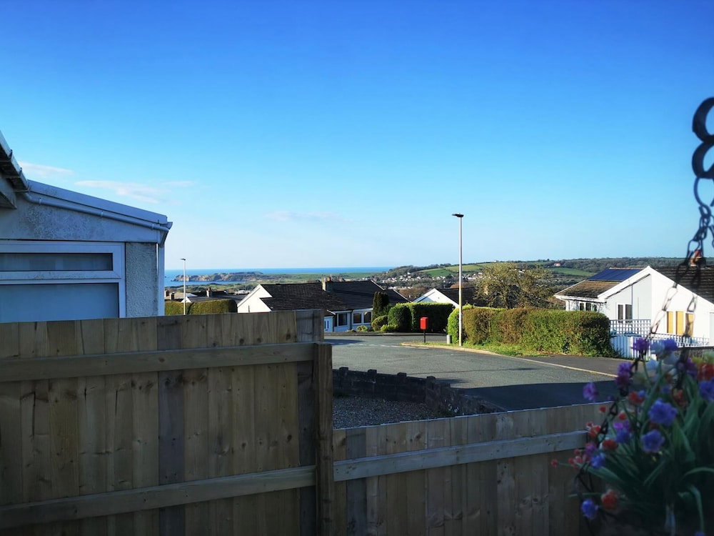 Hotel 3-Bed 5-6 Berth Modernised Bungalow!