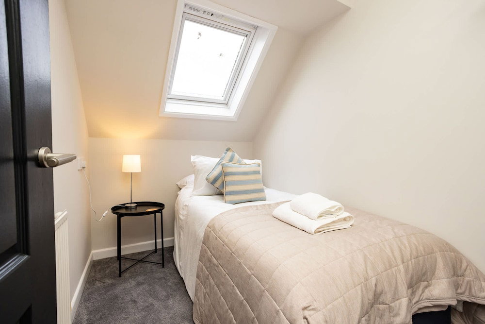 The Deck West Wall - 2 Bedroom Apartment - Tenby