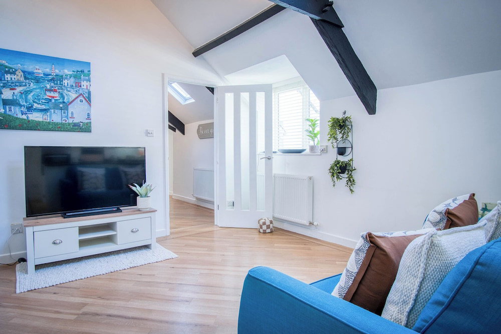 Hotel Penthouse At The Mews - 2 Bed Apartment - Tenby