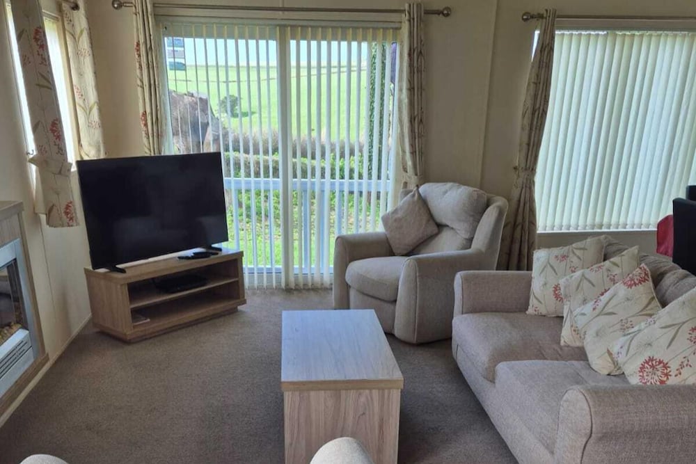 Hotel 2 Bed Caravan - Sleeps 6 - Pets - Pool - Parking