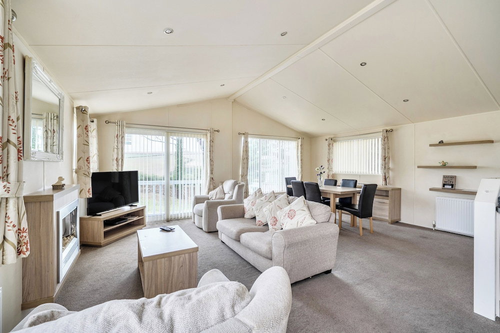 2 Bed Caravan - Sleeps 6 - Pets - Pool - Parking