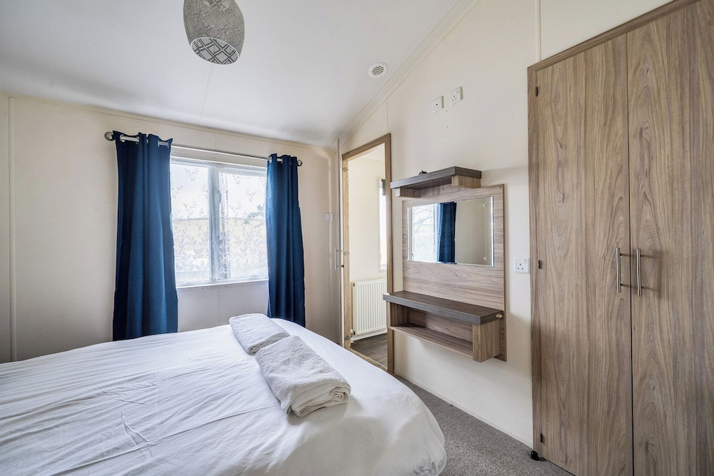 2 Bed Caravan - Sleeps 6 - Pets - Pool - Parking