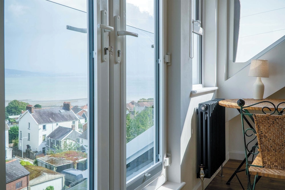 Hotel Overland Road 4 Bed House Mumbles