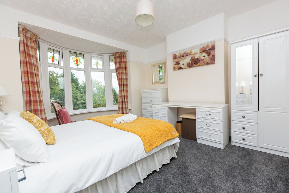 Superior Three Bedroom House With Sea View