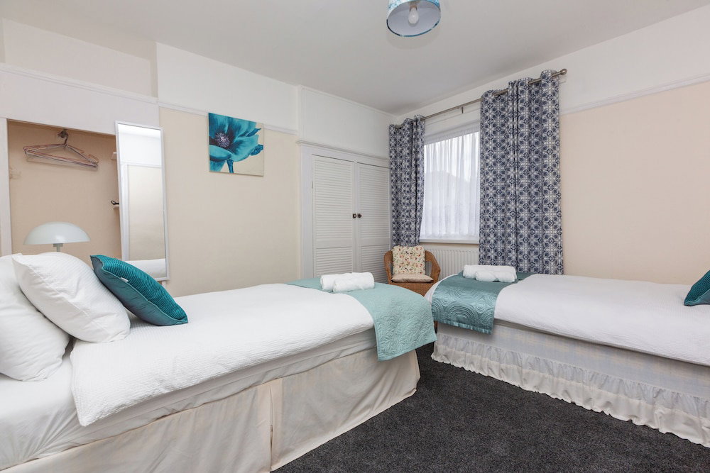 Superior Three Bedroom House With Sea View
