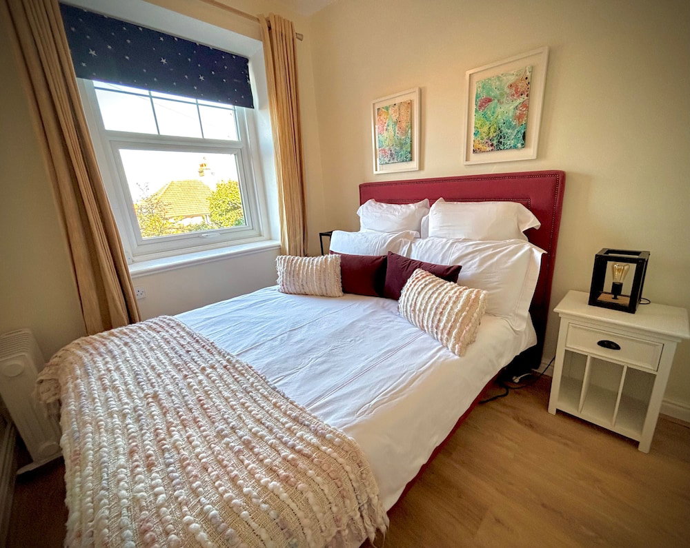 5 Guests - 2 Bedrooms - Free Parking - 1Min Beach