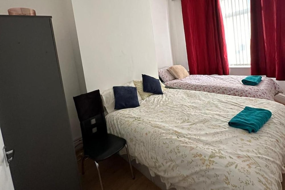 4 Bed House - Sleeps 10 - Garden - Parking - Wifi