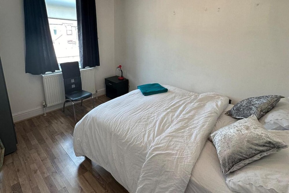 4 Bed House - Sleeps 10 - Garden - Parking - Wifi