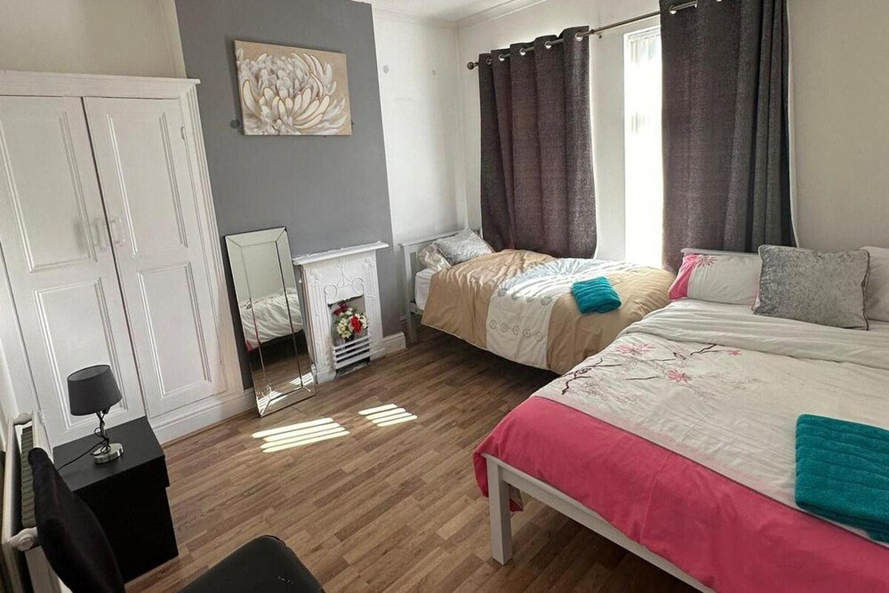 4 Bed House - Sleeps 10 - Garden - Parking - Wifi