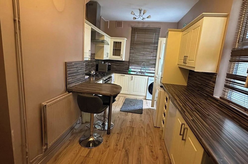 4 Bed House - Sleeps 10 - Garden - Parking - Wifi