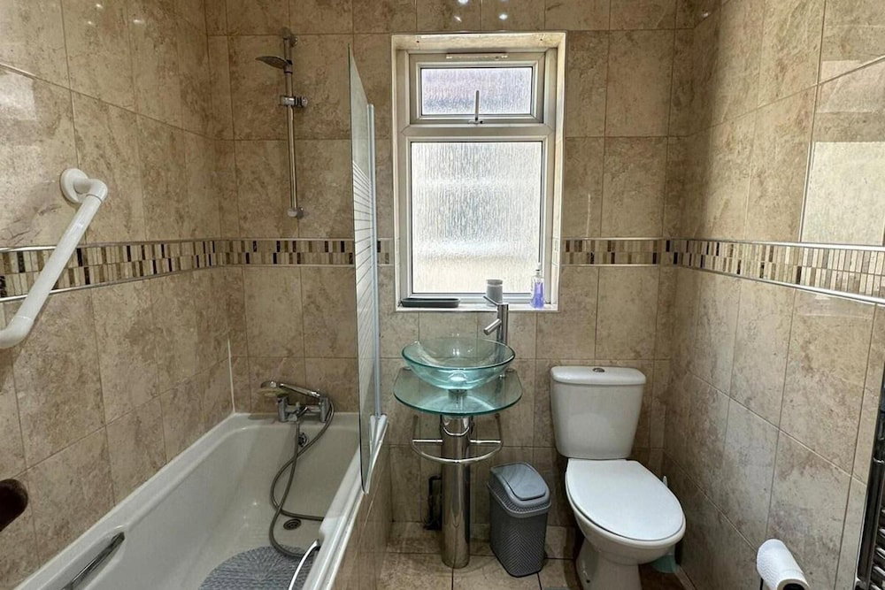 4 Bed House - Sleeps 10 - Garden - Parking - Wifi