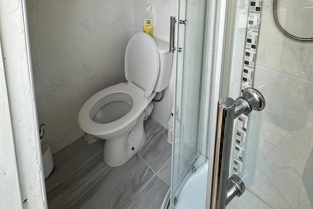 4 Bed House - Sleeps 10 - Garden - Parking - Wifi