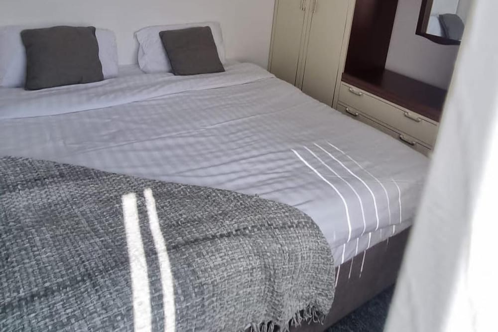 Doncaster-House-Sleeps8-Parking-Garden