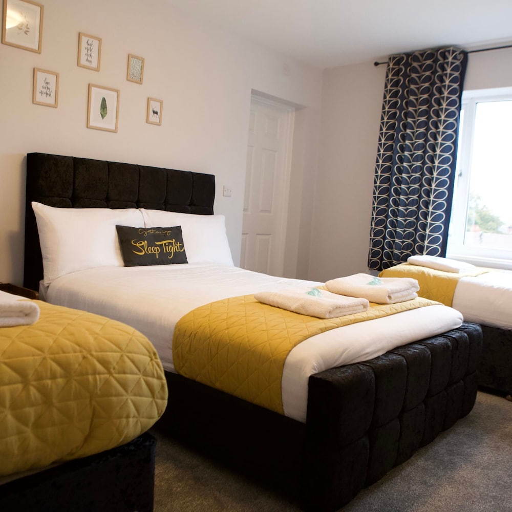 The Sailing Club - 6 Bedroom In Town Centre