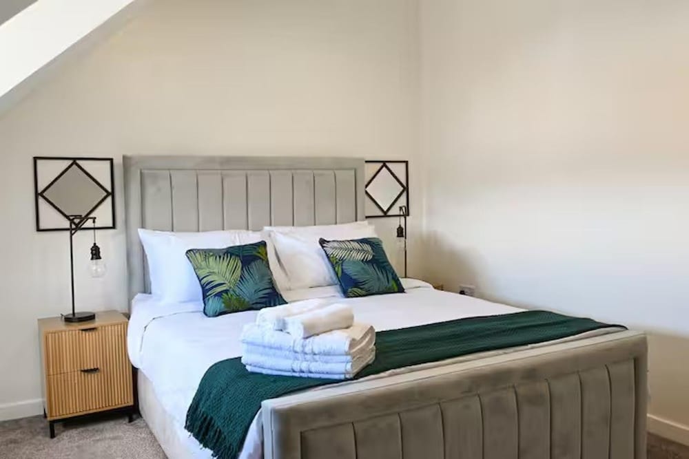 Hotel 3-Bed House, Sleeps 7 With Parking & Garden