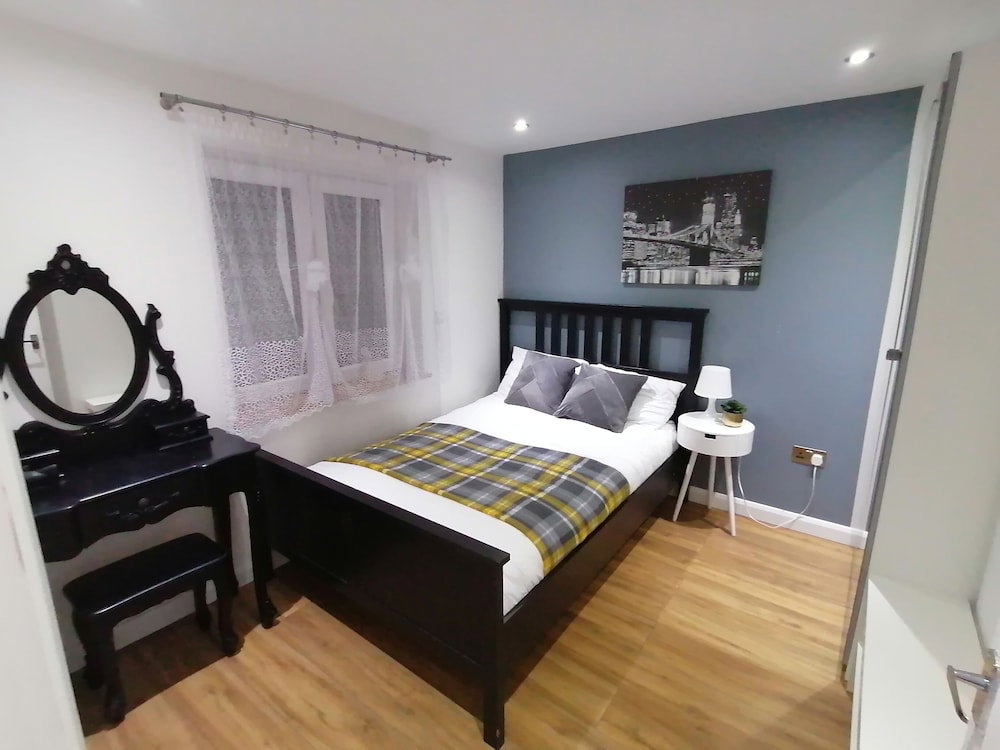 Hotel Lovely 2-Bed Apartment In Coventry
