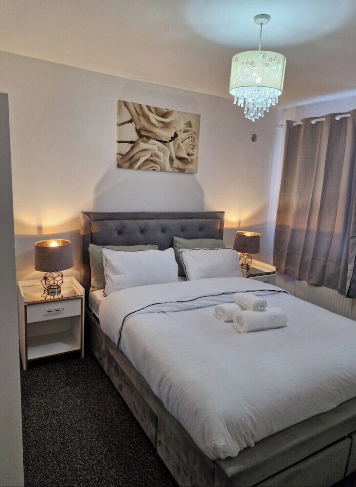 Hotel Spacious 3-Bed Home -Private Garden & Free Parking