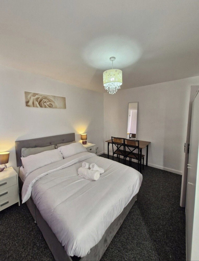 Spacious 3-Bed Home -Private Garden & Free Parking