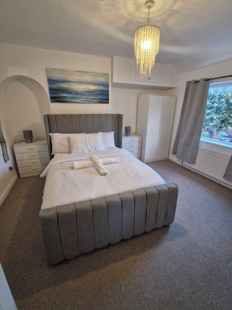 Spacious 3-Bed Home -Private Garden & Free Parking