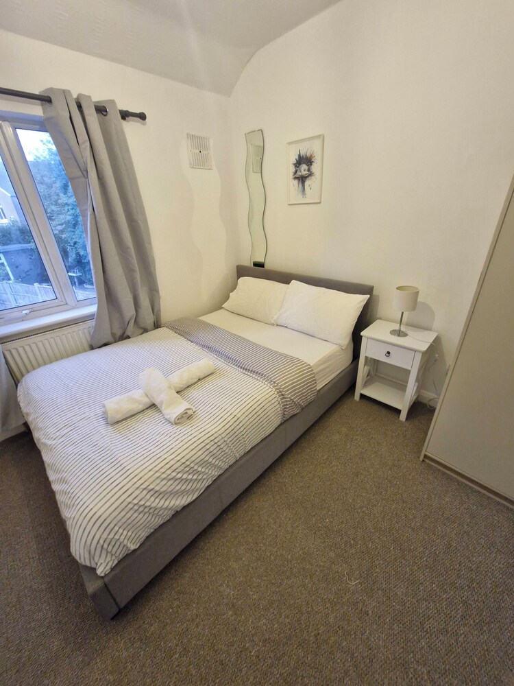 Spacious 3-Bed Home -Private Garden & Free Parking