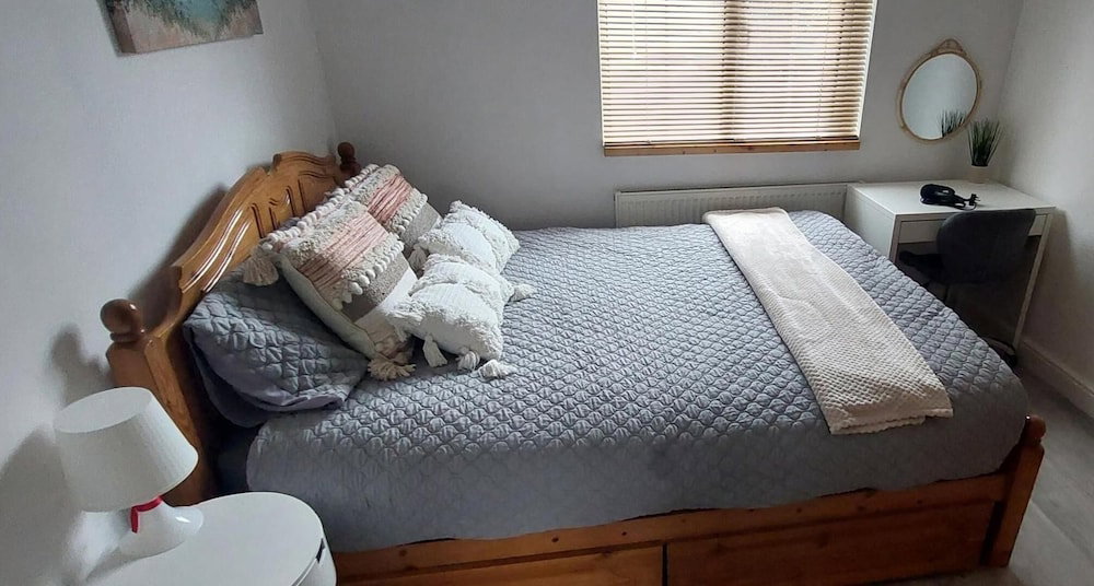 Hotel Couples/Business/Family- Wifi- Parking- Sleeps 2