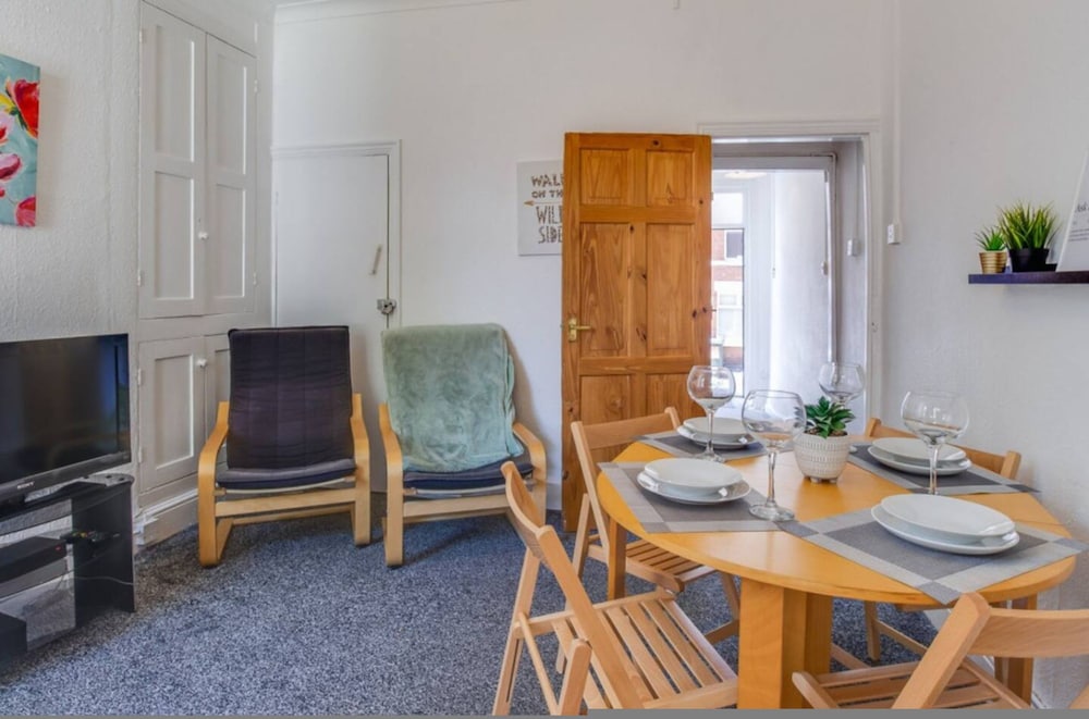 Modern Coventry Stay Sleeps 6