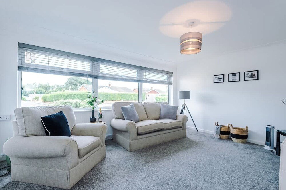 New Stunning Bungalow Ideal For Groups Parking