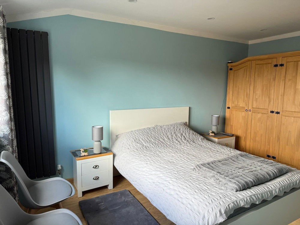 Hotel Studio- Sleeps 2- Free Wifi- Luxury Shower