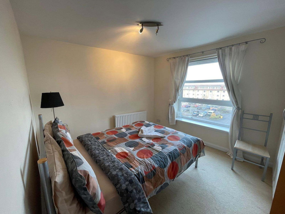 3 Bed Flat - Sleeps 6 - Parking - Wifi
