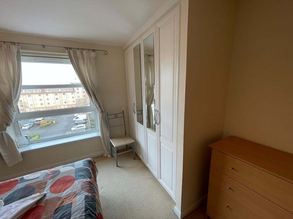 3 Bed Flat - Sleeps 6 - Parking - Wifi
