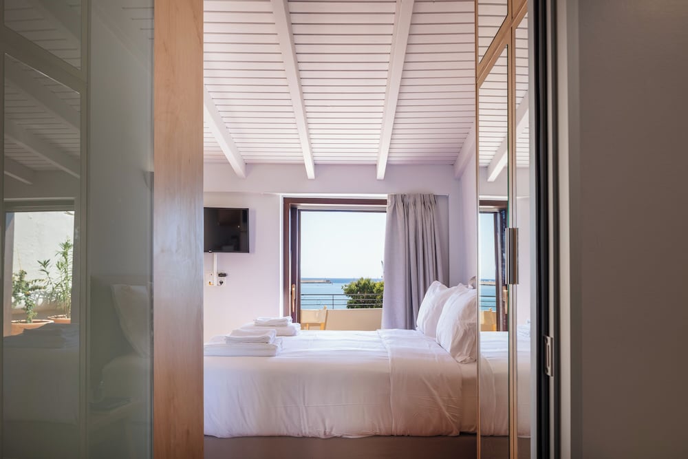 Seafront Cozy Suite For 2 In Rethymno