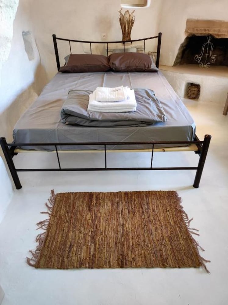 Artemis Cottage Room 1