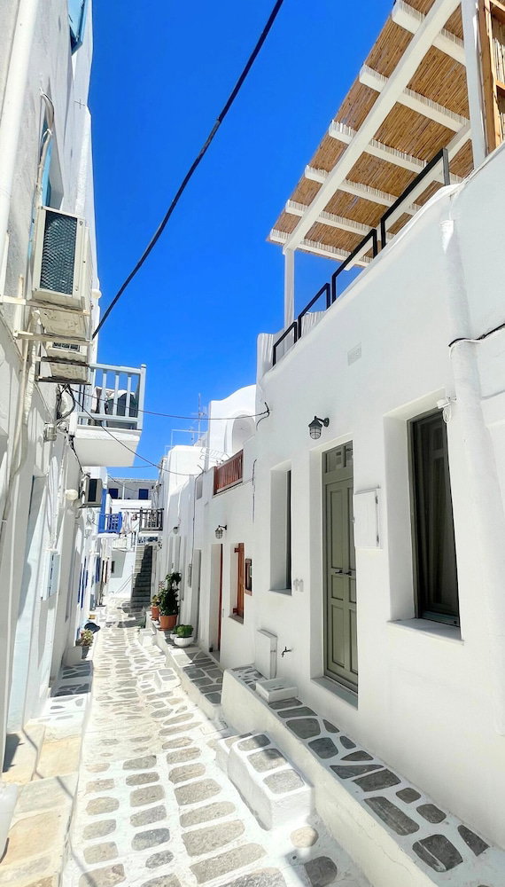 Aniko Suites White Alley