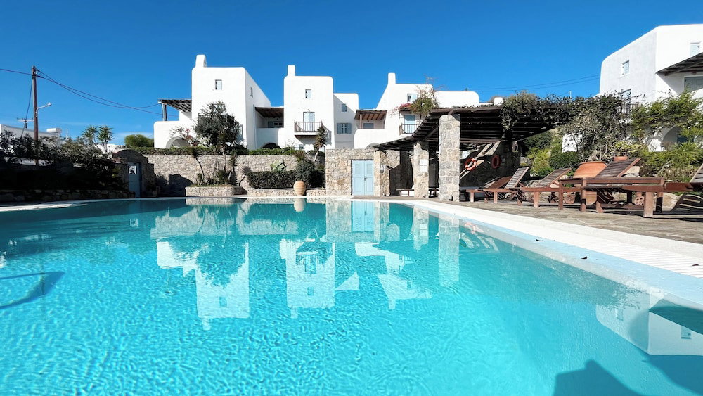 Pool House In Ornos