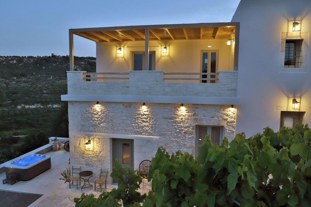 Amvikas Suites In Sitia