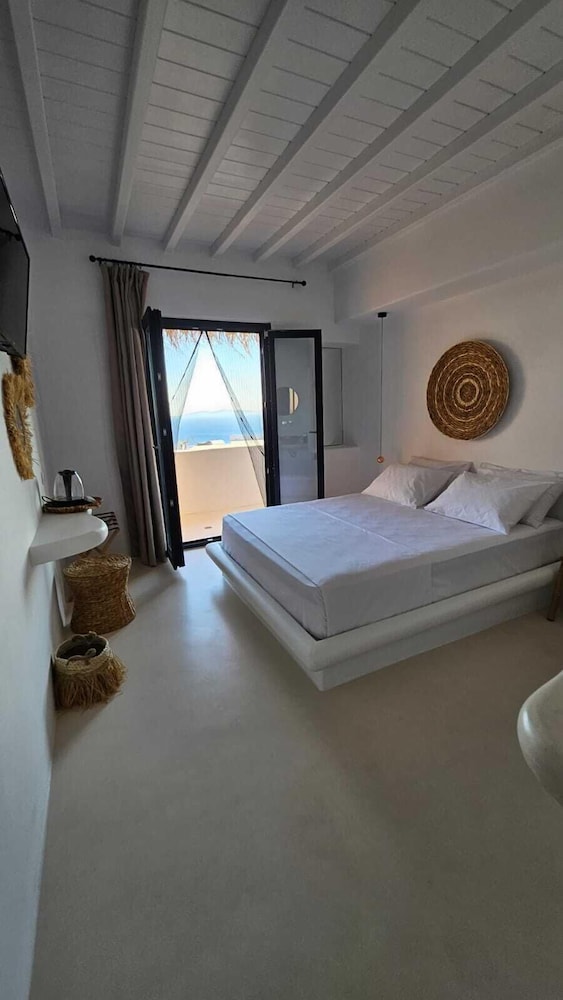 Elli Tropical Suites