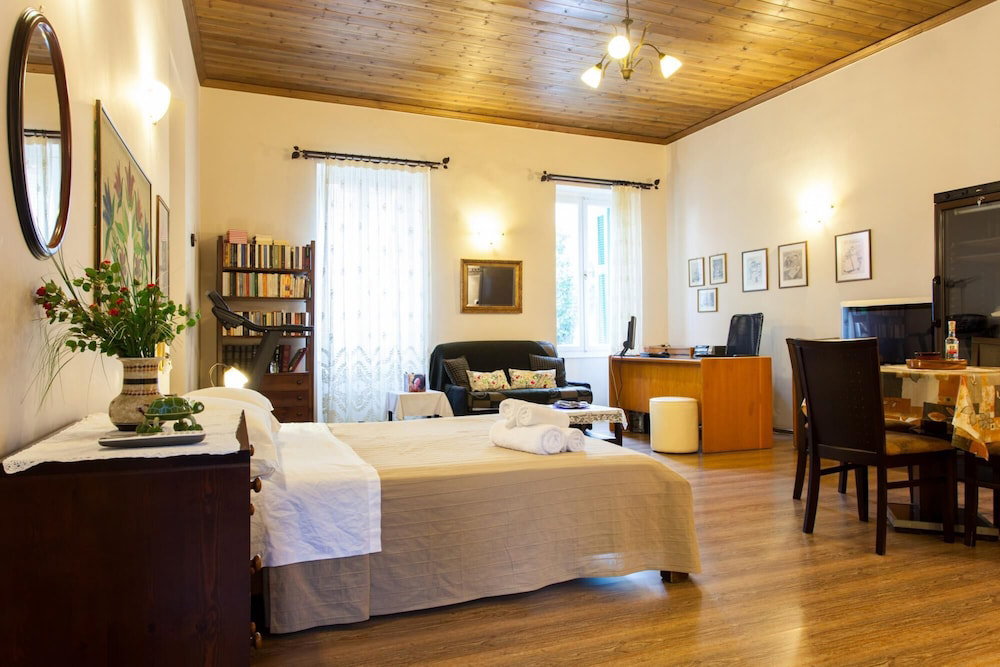 Hotel Psyri Neoclassical House W Yard - Free Parking