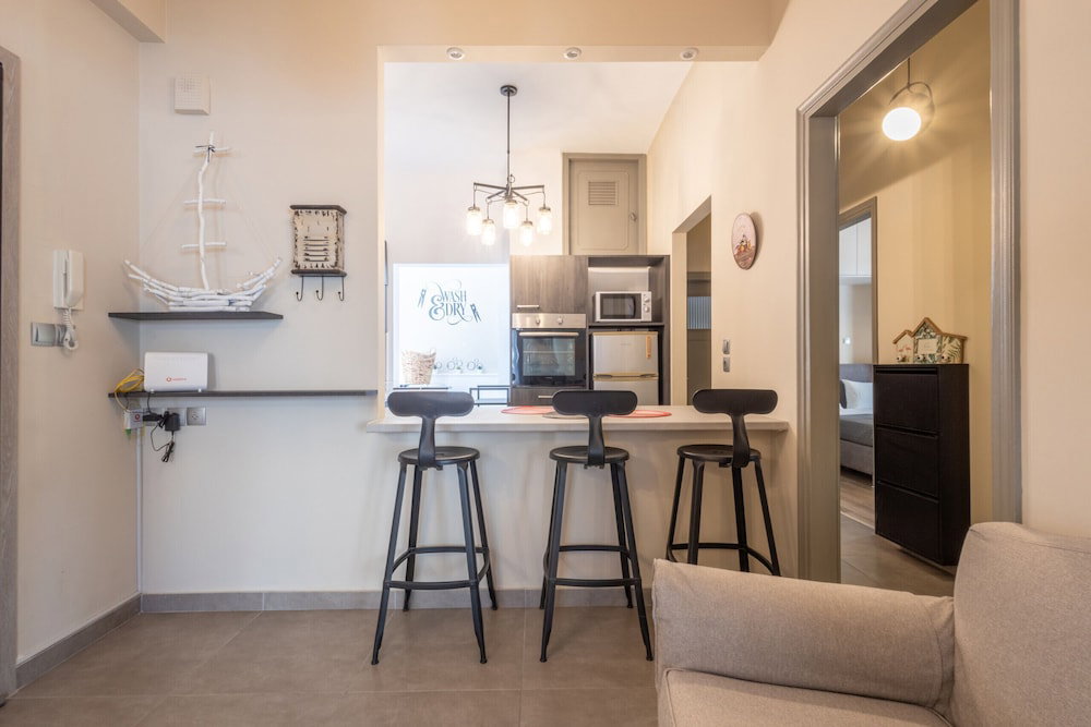 Kastella Waves Chic 2-Bedroom Getaway W Sea View