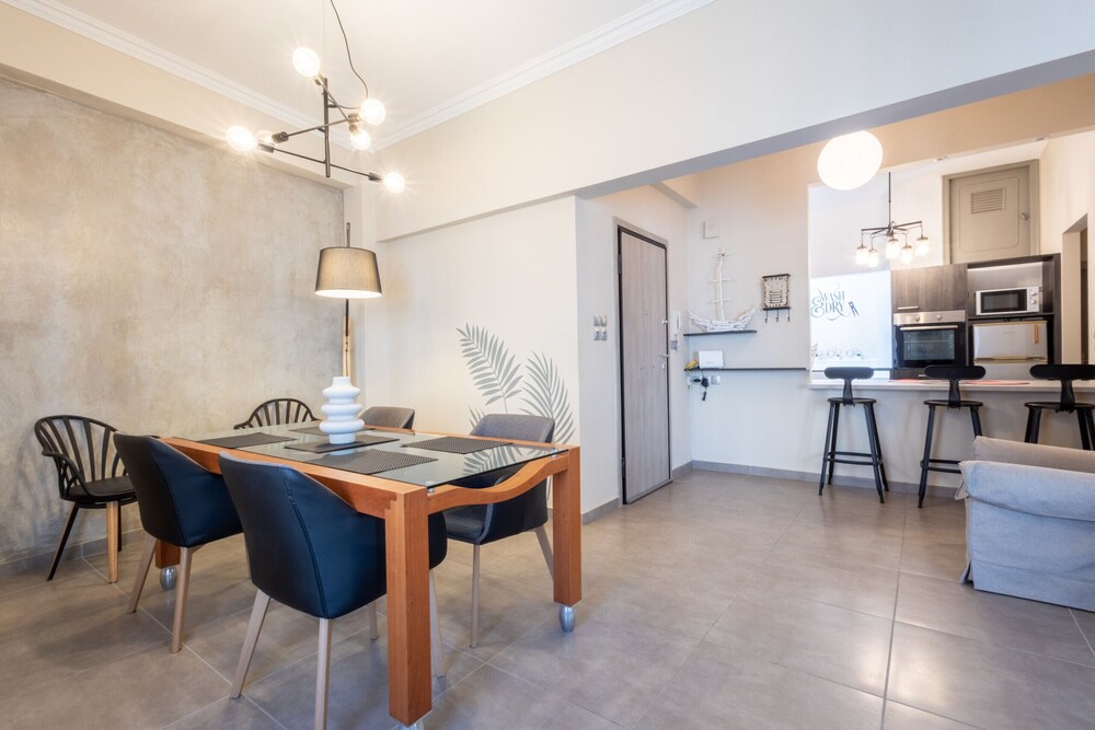 Kastella Waves Chic 2-Bedroom Getaway W Sea View