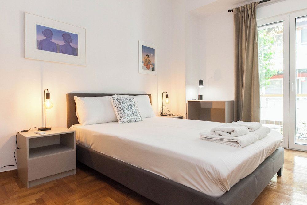 Exarhia Silver Moon With Acropolis View