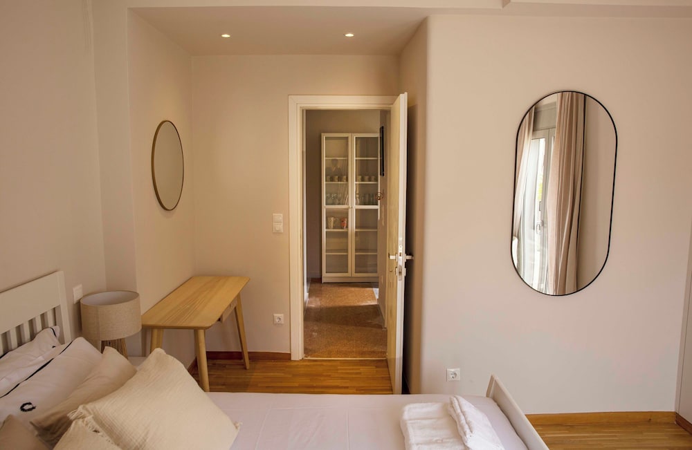 Contemporary Athenian Escape Ghh