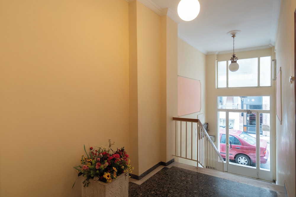 Cozy Apartment In Athens With Balcony, 5 Minutes To Metro