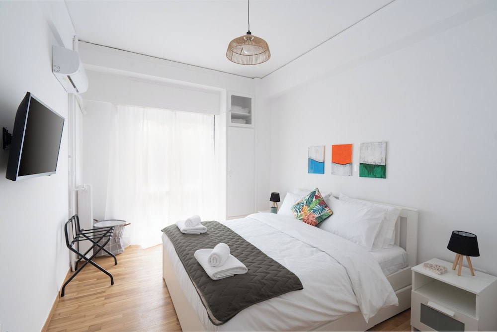 Cozy Apartment In Athens With Balcony, 5 Minutes To Metro