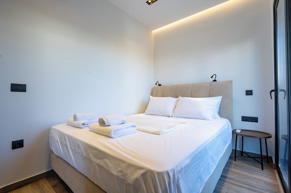 Glyfada Lux Olive Suites - Aura & Glow